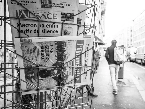 Французька газета кіоск для продажу — стокове фото