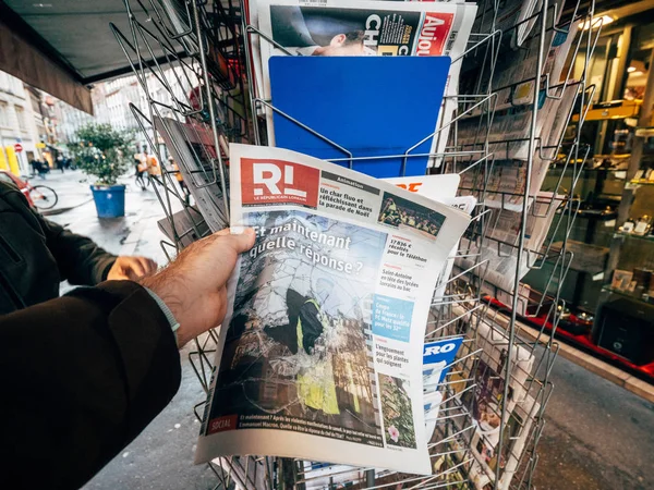 Γαλλική εφημερίδα περίπτερο πώλησης — Φωτογραφία Αρχείου