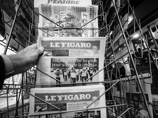 Kiosque de journal français vendant le dernier homme Le Figaro acheter nouvelles pol — Photo