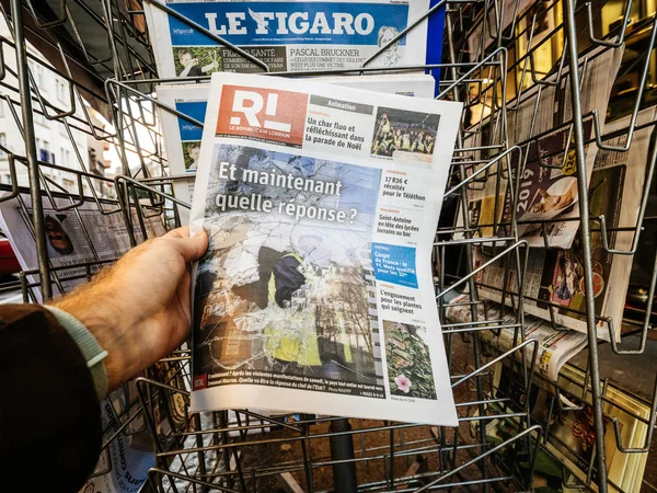 French newspaper kiosk selling — Stock Photo, Image