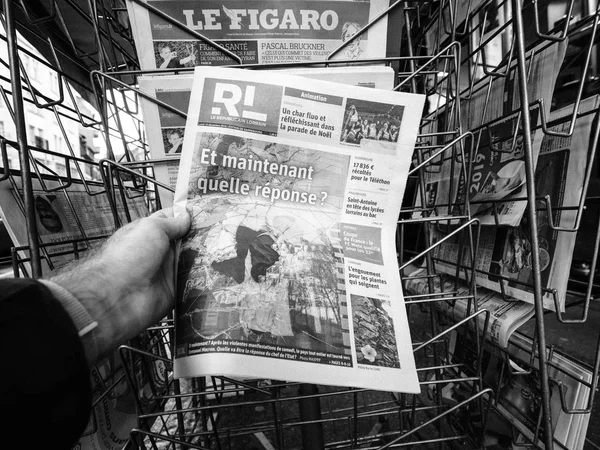 Kiosque à journaux français vente — Photo