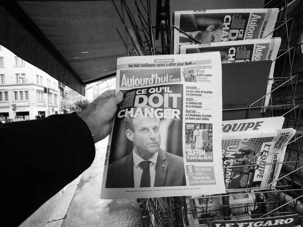 Értékesítési ember venni ppress, Emmanuel Felvázoló francia napilap kioszk — Stock Fotó