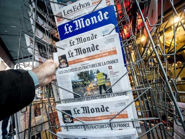 Fransk tidning kiosk som säljer — Stockfoto