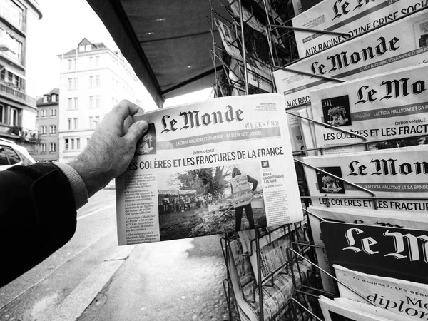 Quiosco de periódico francés venta hombre comprar Le Monde —  Fotos de Stock