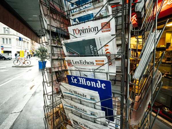 Kiosque à journaux français vente — Photo