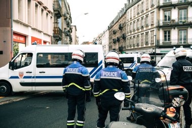 Strasburg polis bölgeyi protesto sırasında güvenliğini sağlama 