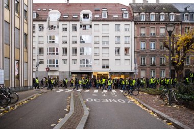 Kalabalık Batı Macron Demission istifa bağırıyor sarı