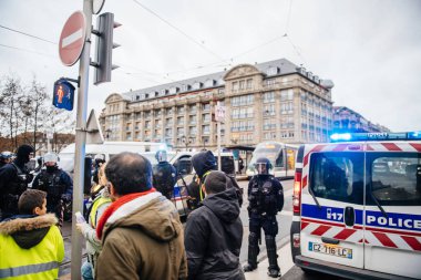 Polis Noel pazarı Fransa göz hapsinde