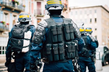 Polis memurları protesto önce bölge güvenliğini sağlama 