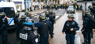 Strasburg polis bölgeyi protesto sırasında güvenliğini sağlama 