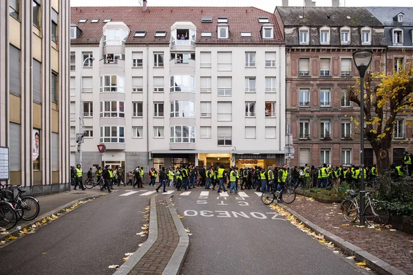 Flok af gul vest råben Macron Demission Fratræde - Stock-foto