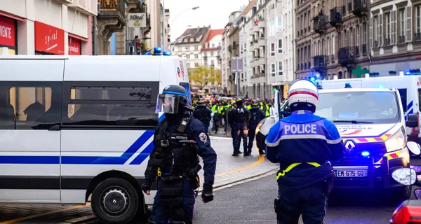 Policía de Strasburg asegurando la zona durante la protesta — Foto de Stock