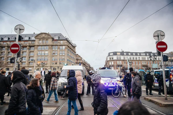 Agentes da polícia vigiando o Mercado de Natal na França — Fotografia de Stock