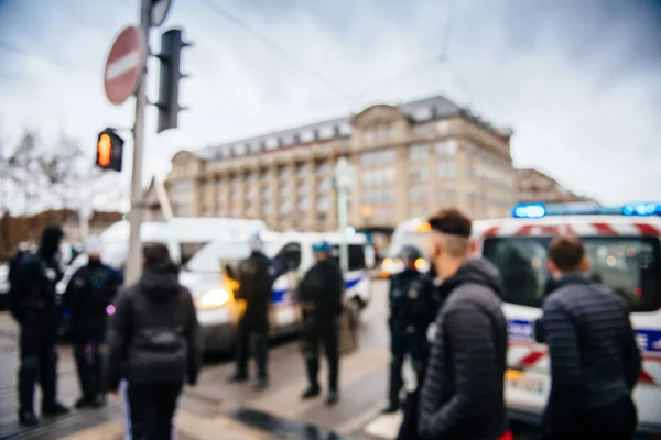 Polizisten überwachen Weihnachtsmarkt in Frankreich — Stockfoto