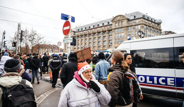 Polícia vigiando a entrada para o Mercado de Natal de Estrasburgo — Fotografia de Stock