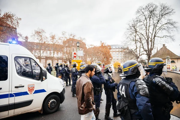 Policji, zabezpieczanie entrnace na rynku Chrisrmas w Strasburgu — Zdjęcie stockowe