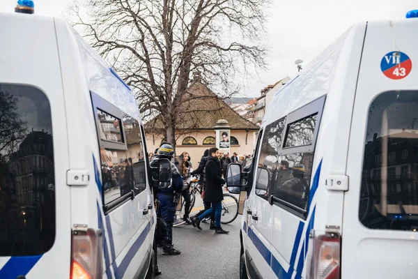 Widok z tyłu funkcjonariuszy policji francuskiej Crs, zabezpieczanie Strasbourg — Zdjęcie stockowe