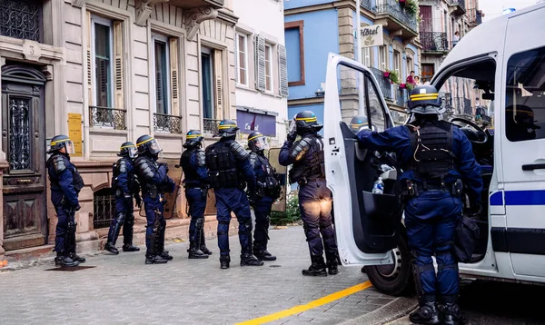 Oficiales de policía asegurando la zona frente a Yellow Jackets Gil — Foto de Stock