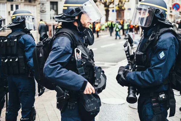 La policía asegura la entrada al mercado de Chrisrmas en Estrasburgo — Foto de Stock