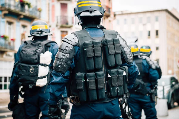 Oficiales de policía asegurando la zona antes de la protesta — Foto de Stock