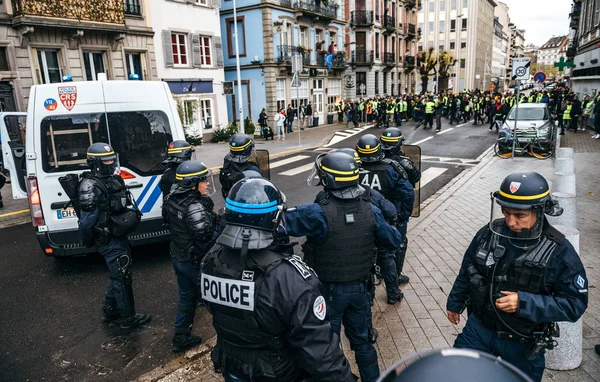 La police de Strasbourg sécurise la zone pendant la manifestation — Photo