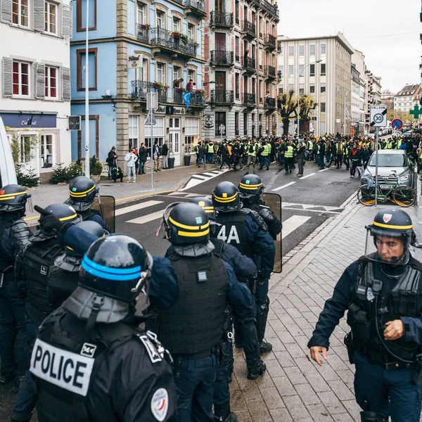 Policía de Strasburg asegurando la zona durante la protesta — Foto de Stock