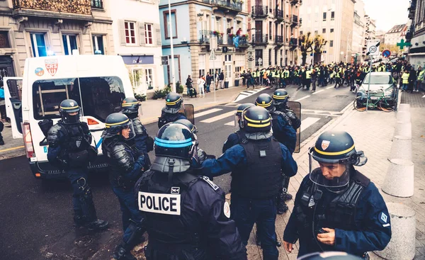 Strasburg polisen säkra zonen under protest — Stockfoto