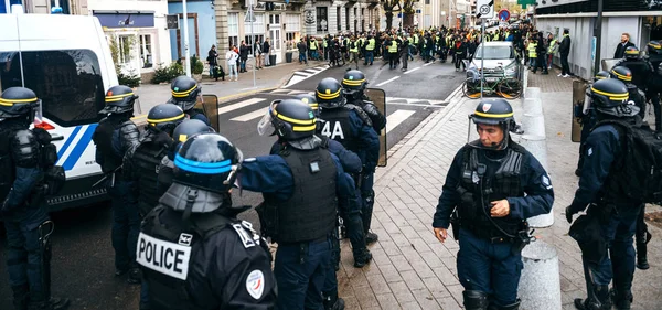 Strasburg polis bölgeyi protesto sırasında güvenliğini sağlama — Stok fotoğraf