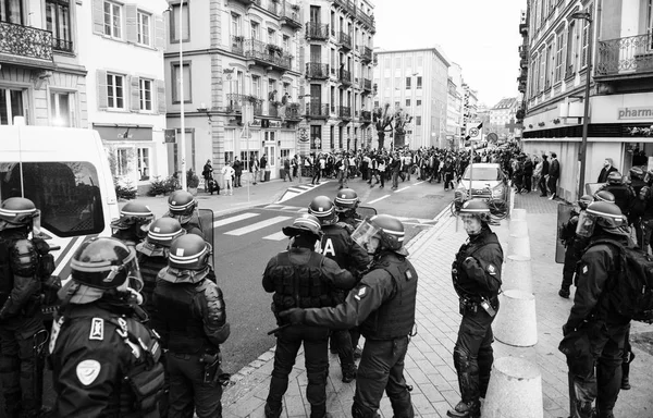 Policía de Strasburg asegurando la zona durante la protesta — Foto de Stock