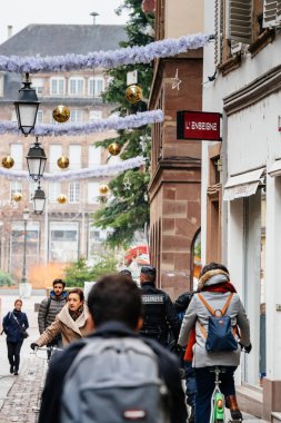 Polis memuru terrori sonra şehir merkezi Strasbourg güvenliğini sağlama