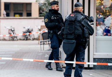 Rue du Saumon silahlı polis memurları tarafından terörist sonra güvenli bir