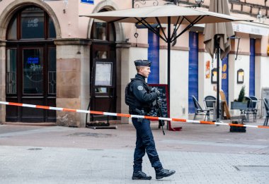 Rue du Saumon silahlı polis memurları tarafından terörist sonra güvenli bir