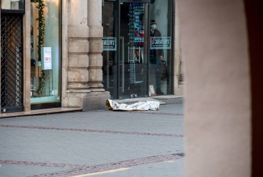 Strazburg terörist saldırıdan sonra hayatta kalma battaniye folyo 