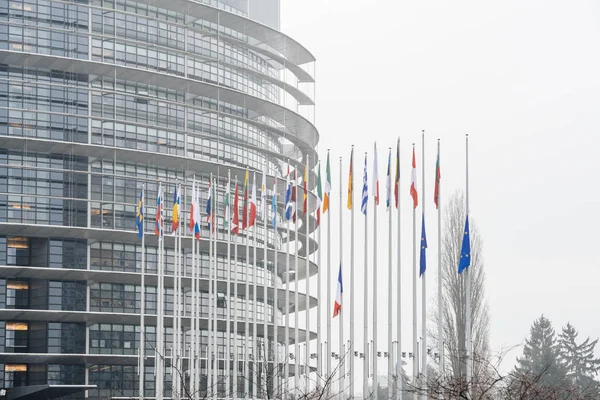 Le drapeau français flotte en berne devant le Parlement européen — Photo