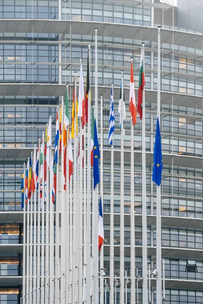 La bandera francesa ondea a media asta frente al Parlamento Europeo — Foto de Stock