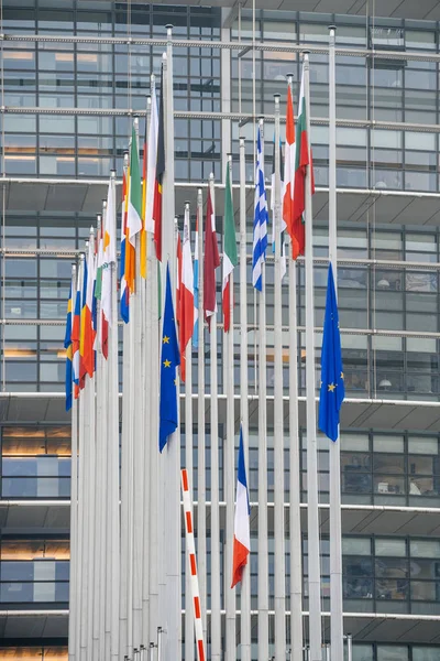 A bandeira francesa voa a meio mastro em frente ao parque europeu — Fotografia de Stock