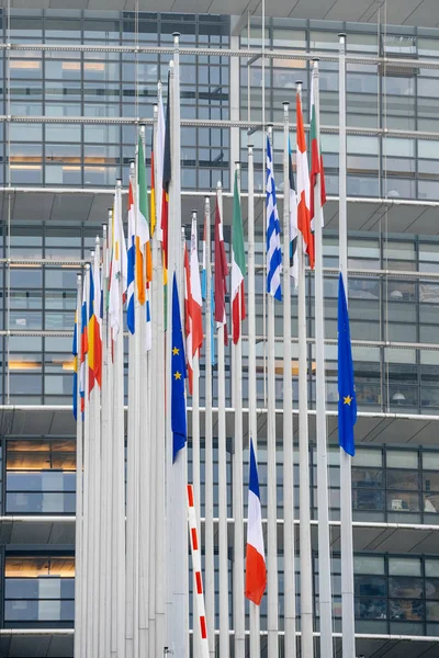 La bandiera francese sventola a mezz'asta di fronte al Parco Europeo — Foto Stock