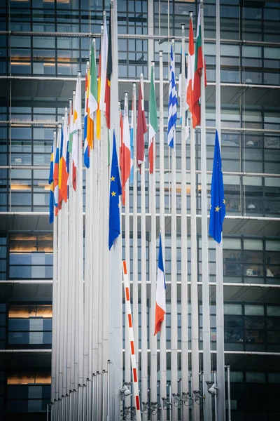 A bandeira francesa voa a meio mastro em frente ao parque europeu — Fotografia de Stock