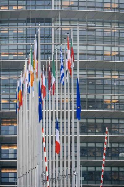 La bandera francesa ondea a media asta frente al Parlamento Europeo —  Fotos de Stock