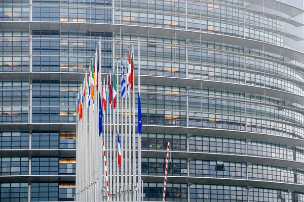 Den franska flaggan vajar på halv stång framför den europeiska Parl — Stockfoto