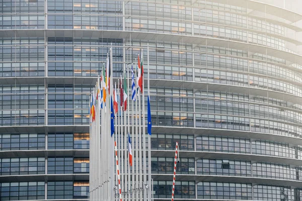 La bandera francesa ondea a media asta frente al Parlamento Europeo — Foto de Stock