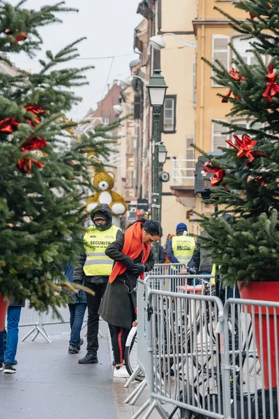 Kerstmarkt hoge toezicht na de terroristische aanslag in Str — Stockfoto