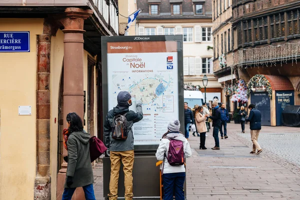 Genç turist terörist sonra Strazburg büyük haritaya bir — Stok fotoğraf