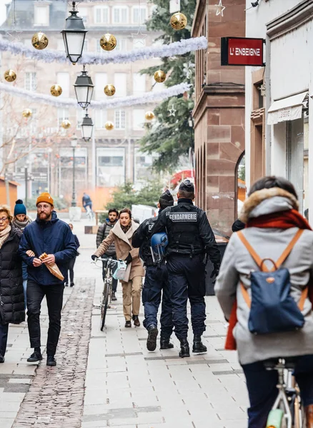 Agenti di polizia che proteggono il centro di Strasburgo dopo terrori — Foto Stock