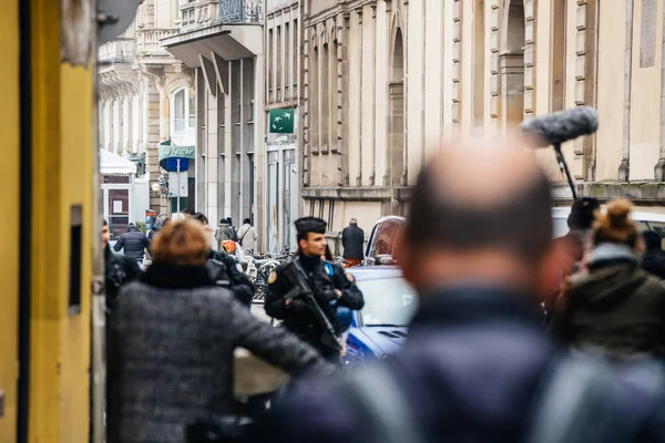 Oficiales de policía asegurando el centro de Estrasburgo después del terror — Foto de Stock