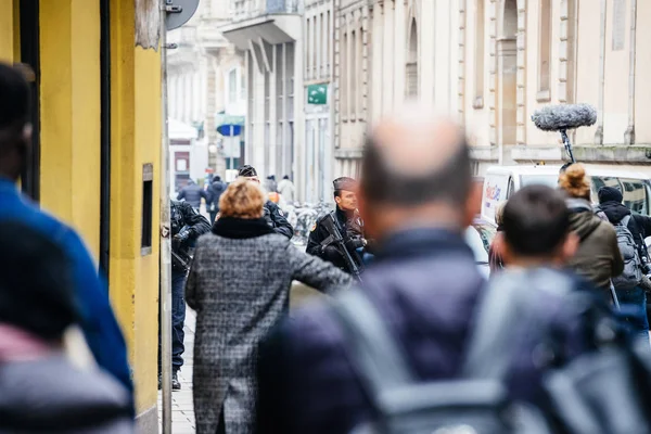 Oficiales de policía asegurando el centro de Estrasburgo después del terror — Foto de Stock