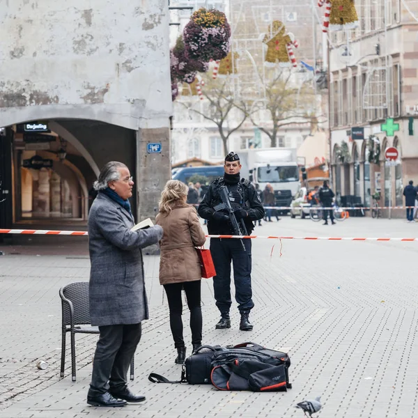 法国警官面前的记者 — 图库照片