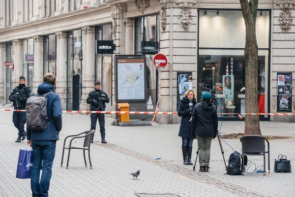 Dziennikarzy przed francuski policjant w Strasburgu po — Zdjęcie stockowe