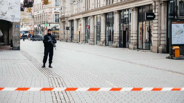 Офіцер поліції surveilling Страсбурга, вбивство терористичних зони — стокове фото