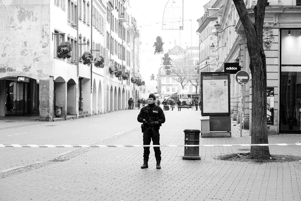 Politieagent surveilling Straatsburg moord door terroristische zone — Stockfoto